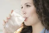 Giải nhiệt bằng nước đá chỉ là "cảm giác ảo": Tiến sĩ Mỹ giải mã cơ chế đánh lừa bộ não khiến cơ thể càng nóng hơn