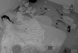 Lịm tim với clip 2 "soái ca nhí" chơi lén trong bóng tối cho mẹ ngủ, bà vào bật đèn liền phản ứng đáng yêu thế này đây!