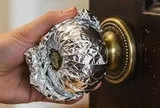 Vì sao nhiều gia đình bọc giấy bạc quanh tay nắm cửa? Sự thật phía sau mẹo đang lan truyền