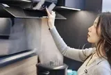 Nên đóng hay mở cửa khi dùng máy hút mùi?