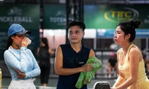 Sân pickleball ở TP.HCM vẫn kín người giữa cái nóng gần 40 độ C: Làm gì để không kiệt sức trên sân?