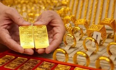 Mua vàng nhẫn, vàng miếng hay giữ tiền mặt có lợi hơn?
