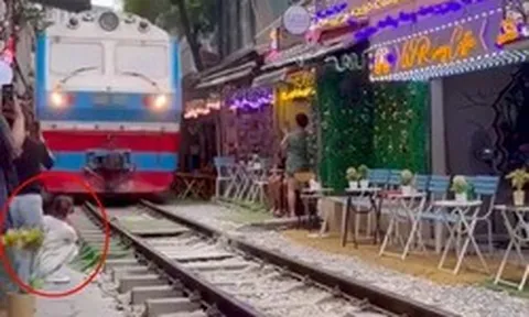 Cô gái bị tàu hất văng điện thoại ở 'phố cà phê đường tàu': Một trường hợp bị xử phạt