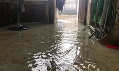 Nước mưa tràn vào nhà nên làm gì đầu tiên?